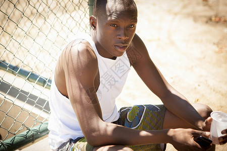 喝水休息的年轻男篮球运动员的肖像图片