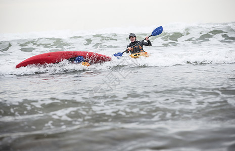 成年男子救人在海上用皮艇坠落图片