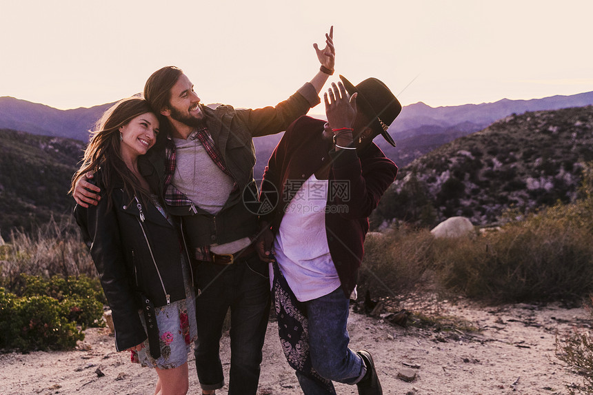 三个成年朋友在沙漠路上旅行美国加利福尼亚州洛杉矶图片