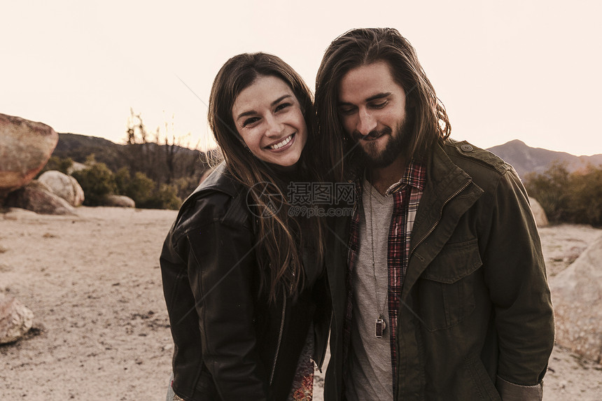 美国加利福尼亚州洛杉矶沙漠中年轻夫妇的肖像图片
