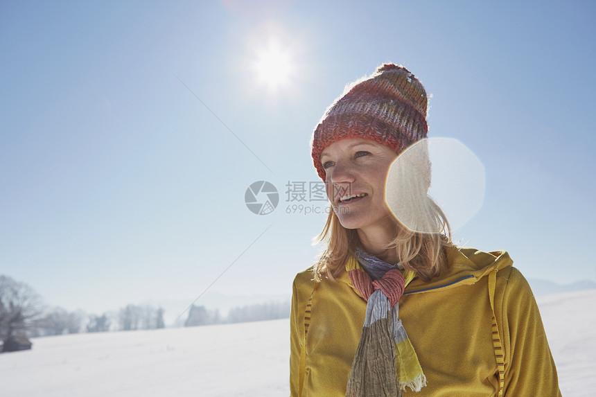 风雪中的年轻女图片