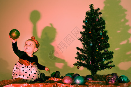 小女孩抱着一个圣诞节泡的小姑娘图片