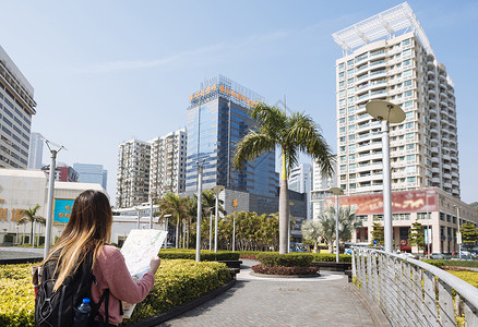 年轻女游客阅读图的后视香港澳门图片
