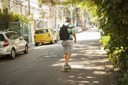 巴西里约热内卢街上成年男子滑板的近视高清图片