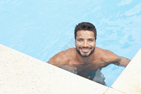 游泳池里的男人假期高清图片素材