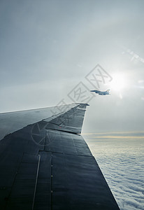 一架民用飞机的机翼图片
