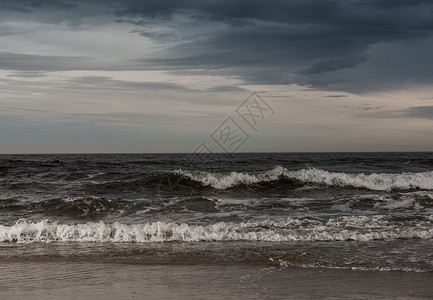 波涛滚滚暴风雨般的海滩图片