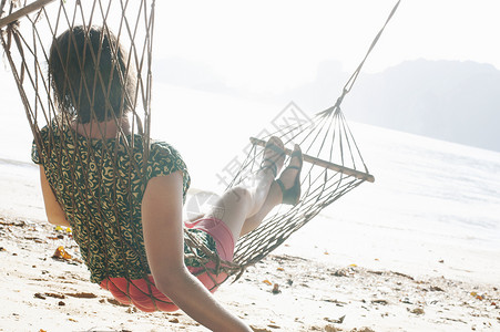 泰国克拉丹海边吊床上的妇女图片