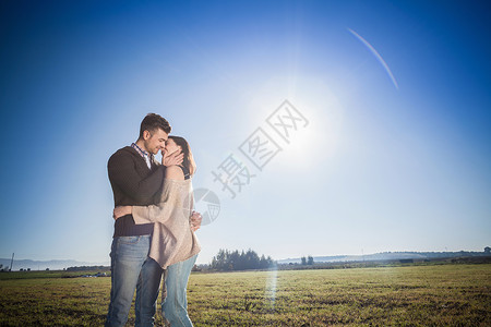 在野外接吻的年轻夫妇野外景观高清图片素材