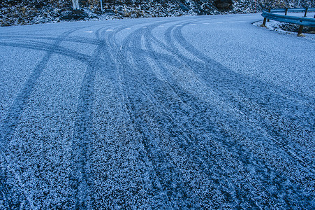 雪天高速公路上的轮胎轨迹图片