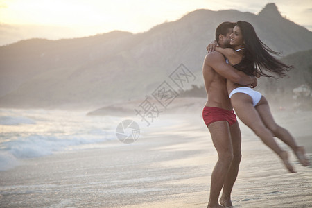 男人在沙滩上抱着女人旋转图片