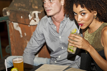 坐在酒吧一起喝酒的情侣图片