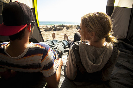 在海滩帐篷里放松的情侣图片