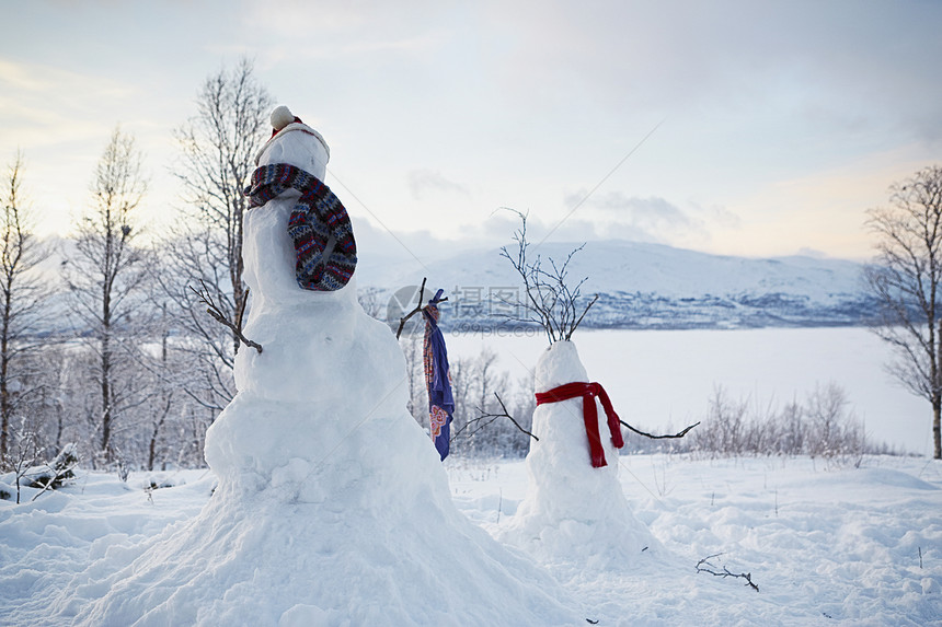 戴着围巾的雪人图片