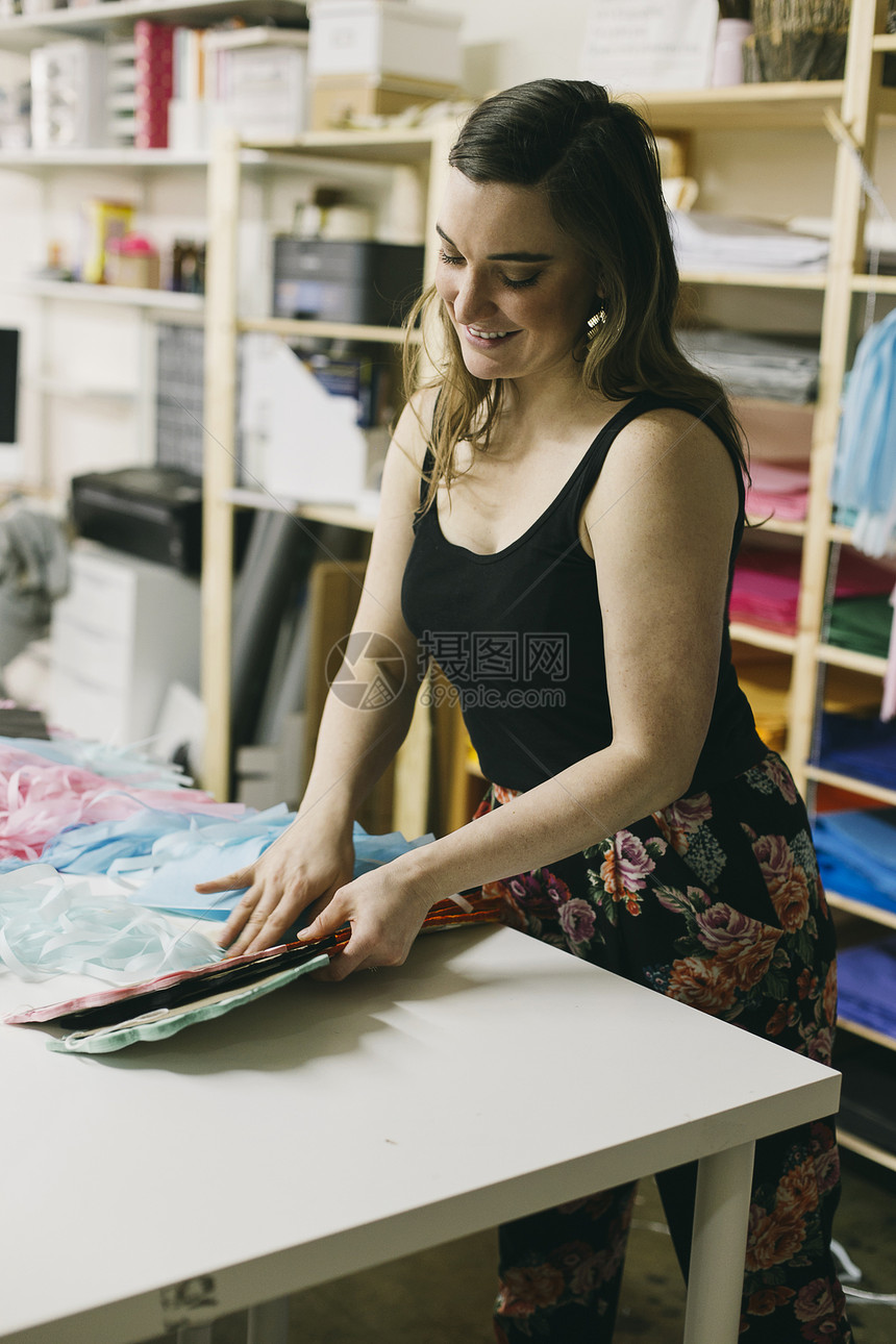 工作室选择纺织品的女设计师图片