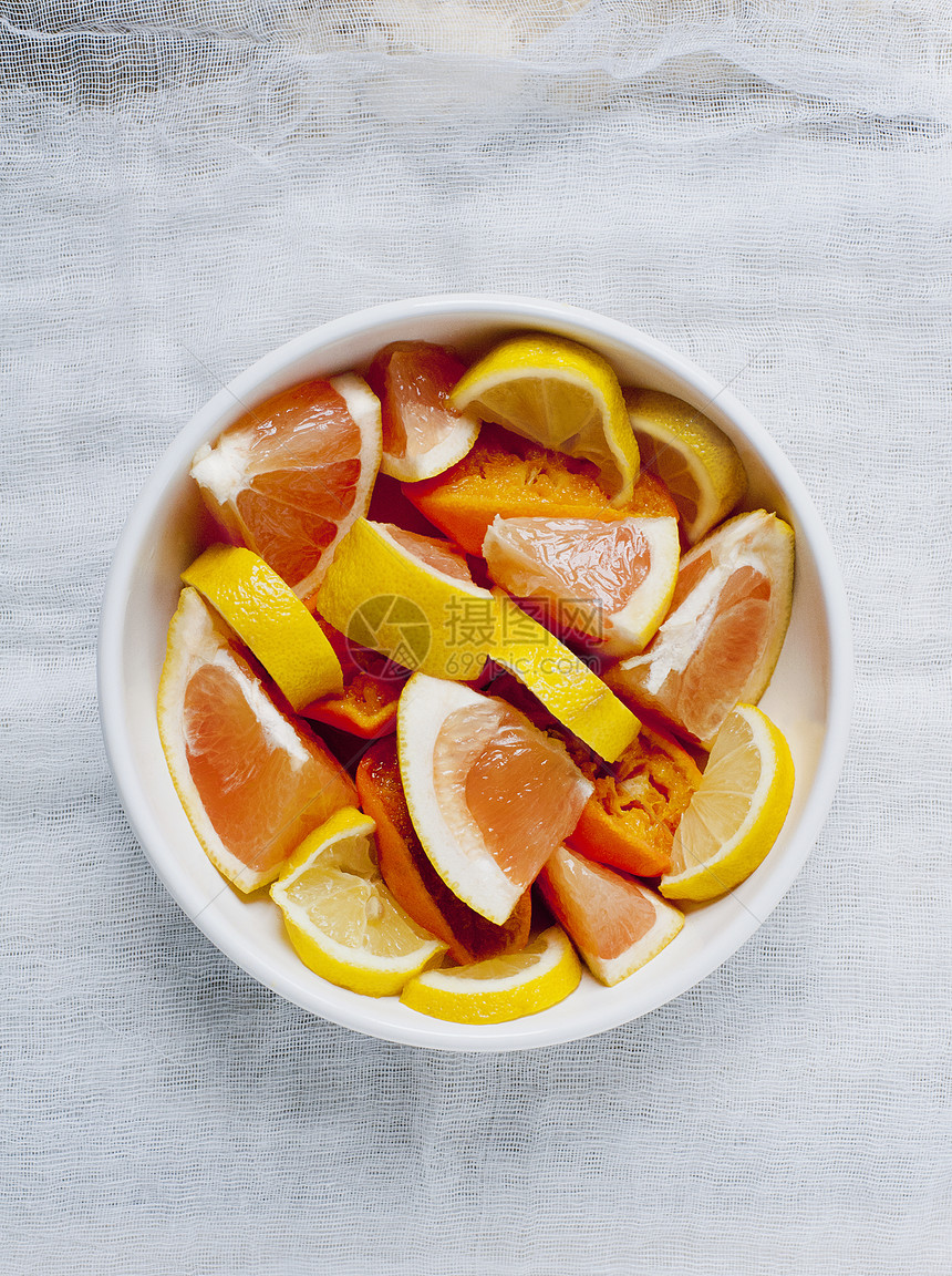 一碗切片的葡萄柚和柠檬图片