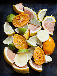 挤压掉水分的橘子堆叠加切片葡萄柚和柠檬图片
