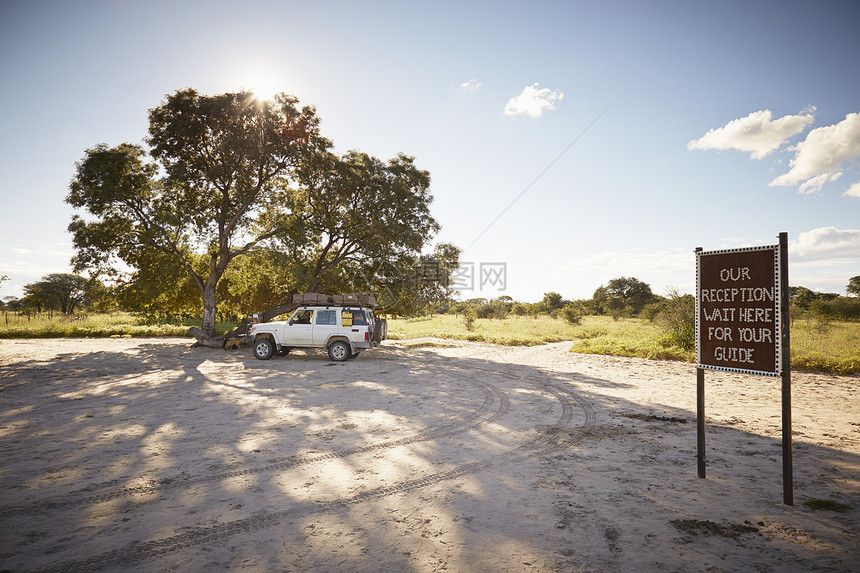 由纳米比亚卡万戈GrootfonteinGrootfontein旅游点停泊的公路车图片