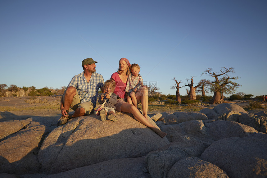 一家人坐在岩石上看风景图片