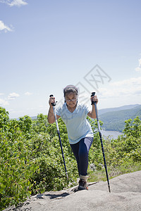 女孩徒步登山图片