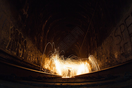 带光的火车隧道图片