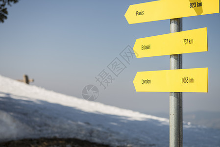 黄圣依奥地利圣吉尔根山上的黄色目的地标志背景