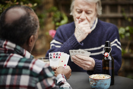 两个打牌的欧美老人图片