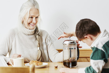 外祖母和孙子在煮咖啡图片