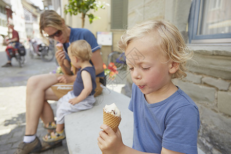 母亲和儿子坐在外面吃冰淇淋图片