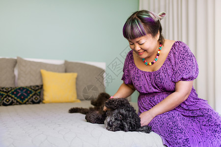 中成年女人触摸狗床高清图片素材