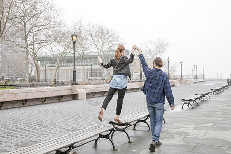 美国纽约公园里的情侣图片