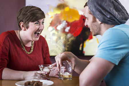 男性和女性在酒吧喝酒聊天图片