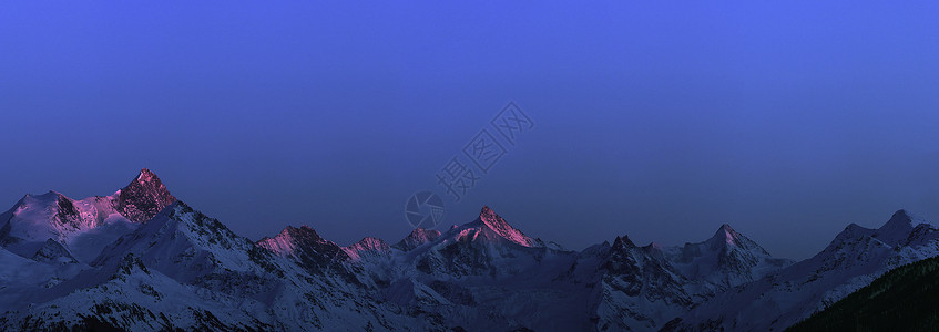 夜间大雪覆盖山的全景瑞士CransMontana图片