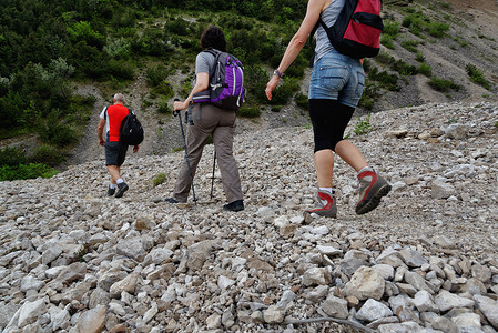 三个徒步者在山谷中徒步图片