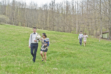 穿过草地的婚礼嘉宾图片