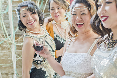 新娘和朋友举酒杯微笑成熟女人高清图片素材