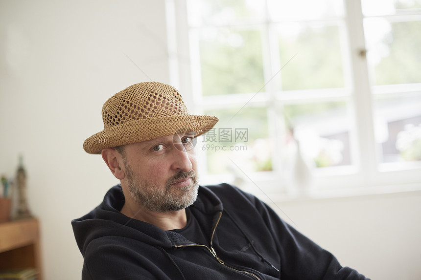 戴草帽的中年男人图片