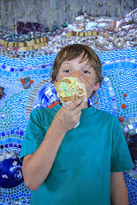 吃冰淇淋的年轻男孩图片