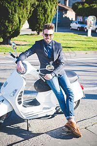 骑摩托车的时尚年轻男子肖像图片