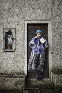 意大利科莫湖门道上身着雨花的年轻女子意大利科莫湖图片