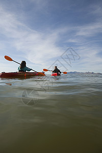 在湖上划皮划艇的二人图片