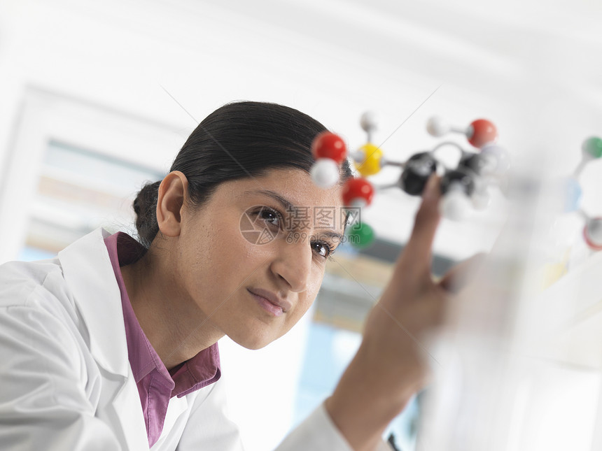 实验室女科学家观察化公式分子模型图片