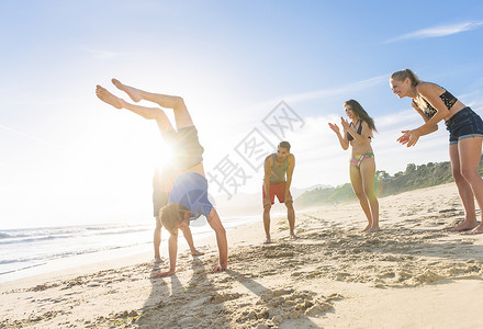 一群朋友在海滩上观光朋友亲手站着能量高清图片素材