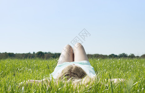 女孩平躺在草地上看着天空图片