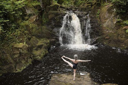 在瀑布前做瑜伽的成熟女性成熟女人高清图片素材