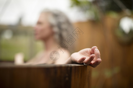 在热浴缸里冥想的成熟女性图片