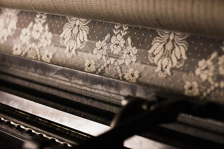 在纺织厂的旧编织机图片