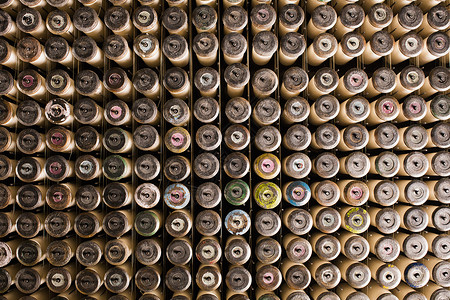 纺织厂旧织机上的一排纺织品图片