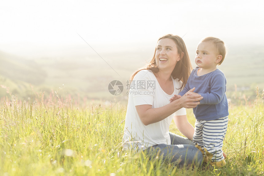 母亲和小儿子一起在野外工作图片