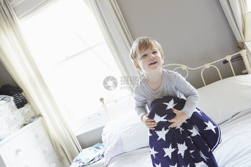 抱着海军蓝星羊毛毯的男孩图片
